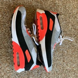 Black & coral Nike Air Max